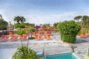 Бассейн в Hotel La Mandorla или поблизости