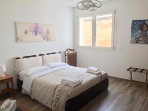 レッチェにあるModern Flat Lecce ++のベッドルーム1室(タオル付)
