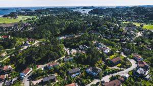 una vista aerea di una città con alberi e case di Krossmyrhill. Great house a Eik