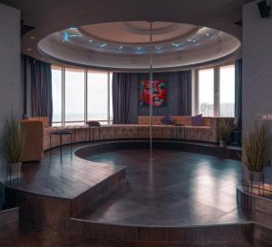 um lobby com uma grande piscina no meio de uma sala em LUXURY penthouse with a sea view em Odessa