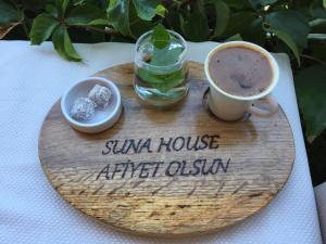 SogutにあるSuna Houseの木製の皿(コーヒー&ドリンク付)