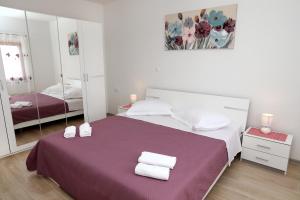 Postel nebo postele na pokoji v ubytování Bridgeview apartment