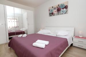 Postel nebo postele na pokoji v ubytování Bridgeview apartment