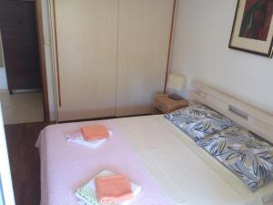 1 dormitorio con 1 cama con 2 toallas en APP Petre, en Umag