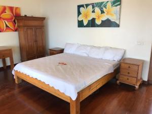 1 cama en una habitación con un cuadro en la pared en Ocean Breeze Bungalow, en Tevaitoa