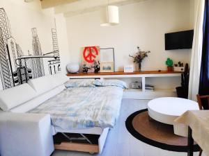 ブルゴスにあるApartamento Saylyのベッド、テーブル、テレビが備わる客室です。