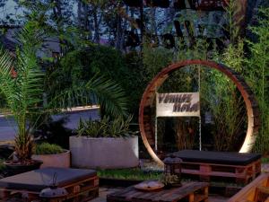 シオーフォクにあるヴェーヌス ホテルの円形鏡、ベンチ、植物のある庭園