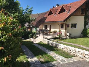 een huis met een tuin en een stenen pad bij Chez Albert in Aiguebelette-le-Lac