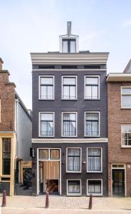 een zwart gebouw met een kruis erop bij Cityview Hotel in Amsterdam