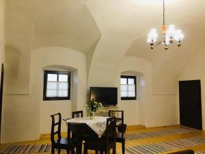a dining room with a table and chairs at Miklós Lak in Ocna de Sus
