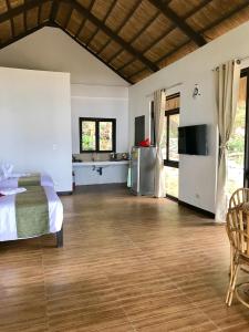 Televisyen dan/atau pusat hiburan di Moon Beach Villas El Nido
