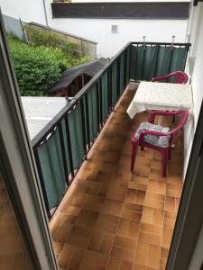 einen Balkon mit 2 Stühlen und einem Tisch in der Unterkunft Ferienwohnung Becker in Ellenz-Poltersdorf