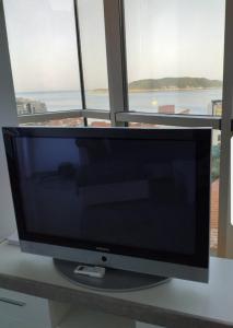 TV a/nebo společenská místnost v ubytování Lunde Sea View Apartment