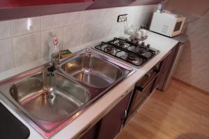 Kuchyňa alebo kuchynka v ubytovaní Fox Apartmanok