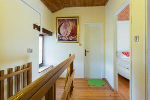 un pasillo con una escalera que conduce a un dormitorio en Casa Romantica, en Umag