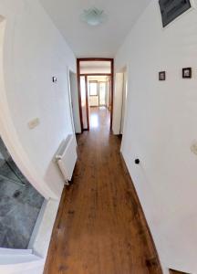 einen Flur mit weißen Wänden und Holzböden in der Unterkunft Apartment Kaneo in Ohrid