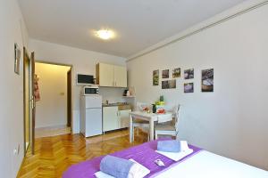 a small apartment with a bed and a kitchen at Apartment Vesna in Novi Vinodolski