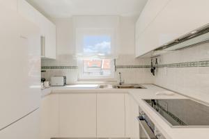 Kuchyň nebo kuchyňský kout v ubytování Spacious Family Apartment MM + 37 fotografií