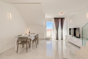 Televízia a/alebo spoločenská miestnosť v ubytovaní Spacious Family Apartment MM