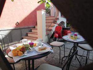 dwa stoły z talerzami żywności na górze w obiekcie B&B Gente di Mare w Taominie