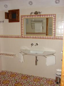 a bathroom with a sink and a mirror at Sierra y Mar in Ferreirola