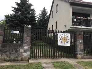 Una puerta a una casa con un cartel. en Mandala apartman, en Dömös