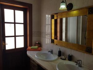 een badkamer met een wastafel, een spiegel en een raam bij Carlos Park 51 in Playa Blanca +32 foto's