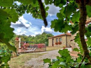 vistas a una casa con patio en el patio en Agriturismo La Quercia, en Boccheggiano