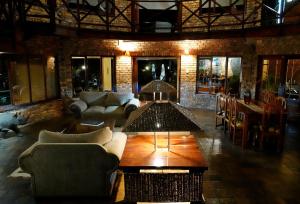 เลานจ์หรือบาร์ของ Crocodile Kruger Safari Lodge