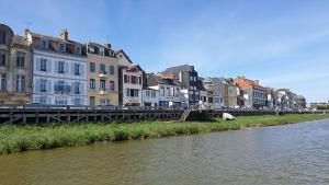 un ponte su un fiume in una città con edifici di Vue d'ici a Saint-Valéry-sur-Somme