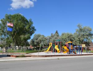 un parque con parque infantil con bandera americana en Wells ChinaTown, en Wells