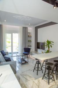 una sala de estar con una gran mesa blanca y sillas en Veria Luxury Suite en Veria