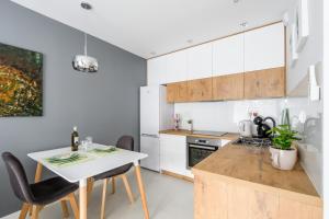 
A kitchen or kitchenette at M&R Apartament Airport&Business DeLuxe Cybernetyki 17
