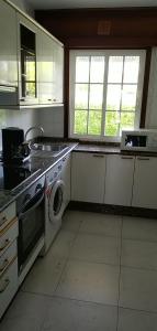 Kuchyň nebo kuchyňský kout v ubytování Apartamento fontiñas Sanxenxo montalvo