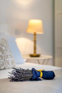 un juguete infantil tirado en una cama junto a una lámpara en Ortenca Apartment, en Dubrovnik