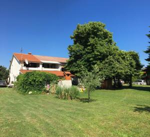 Zahrada ubytování Two-Bedroom Countryside Apartment