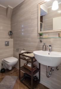 ein Bad mit einem Waschbecken und einem WC in der Unterkunft Ortenca Apartment in Dubrovnik
