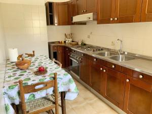 una cucina con tavolo e lavandino di Giardino Marino a Marsala