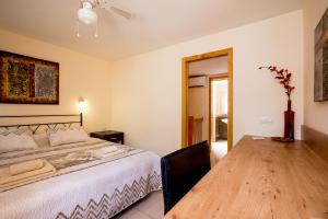 une chambre avec un lit et une table en bois dans l'établissement Apartamentos El Cortijo, à Playa de las Americas 19 autres photos