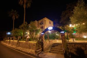 アクヤカにあるPortofino Boutique Hotelの門と階段のある通りの夜景