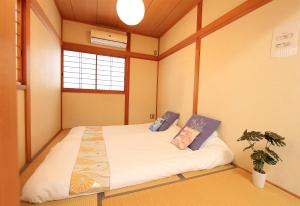 a room with a bed with two pillows on it at 二条舎京小屋 in Kyoto