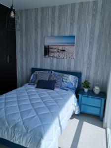 - une chambre avec un lit bleu et une table bleue dans l'établissement Ocean 3, Playa Blanca, à Río Hato