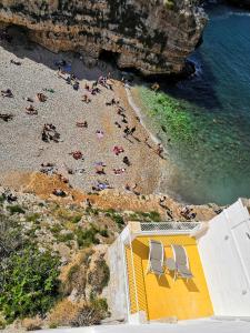 un grupo de personas en una playa cerca del agua en A casa di Dany, en Polignano a Mare