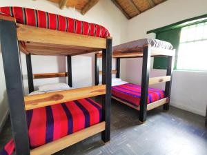 a room with two bunk beds in a room at Hostel Once Once in Villa de Leyva