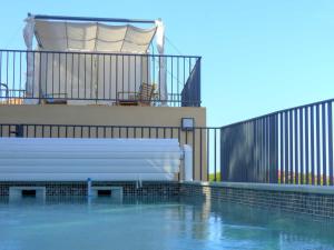 - une piscine avec un kiosque au-dessus d'une maison dans l'établissement Les Terrasses d'Erbalunga, à Erbalunga