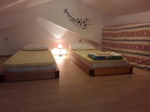 Postel nebo postele na pokoji v ubytování Apartments Jadranka Povile