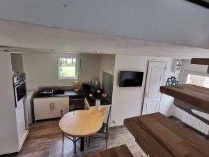 a kitchen and dining room with a table in a room at Gite d' angel in Kermaria-Sulard