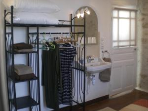 a bathroom with a bunk bed and a sink at Le Dolmen in Primelin