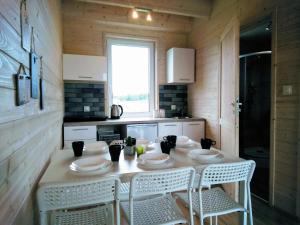 Kuchyň nebo kuchyňský kout v ubytování Domki Białe Zacisze