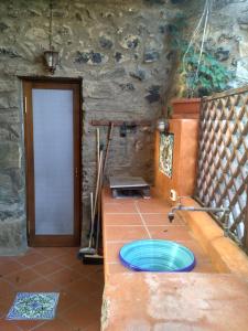 een badkamer met een blauwe frisbee op de vloer bij i dammusi di Egle in Pantelleria